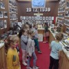 Zerówiaki zwiedzaja Szkolną Izbę Pamięci